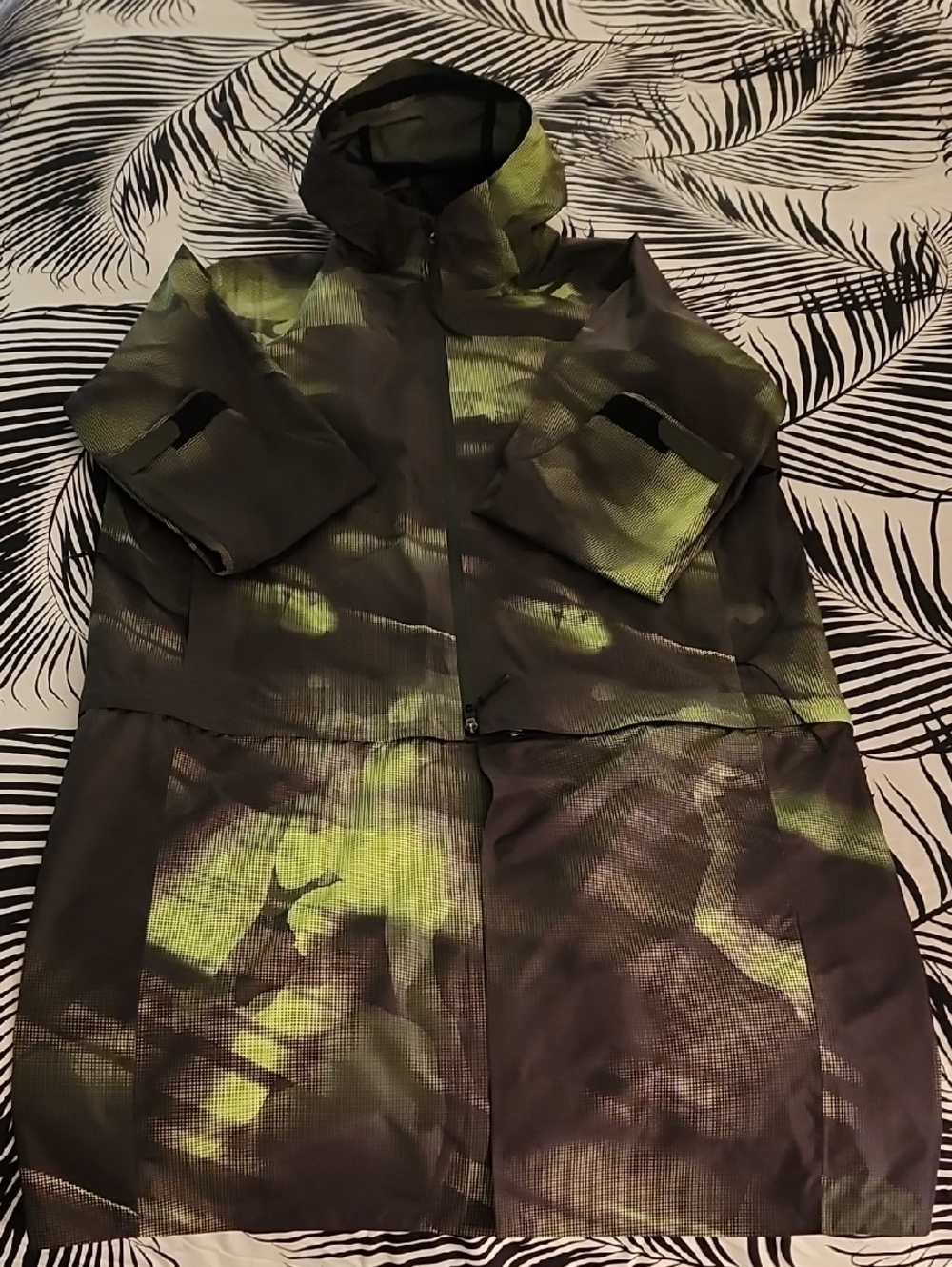 Lululemon / SLNSH Collection Raincoat